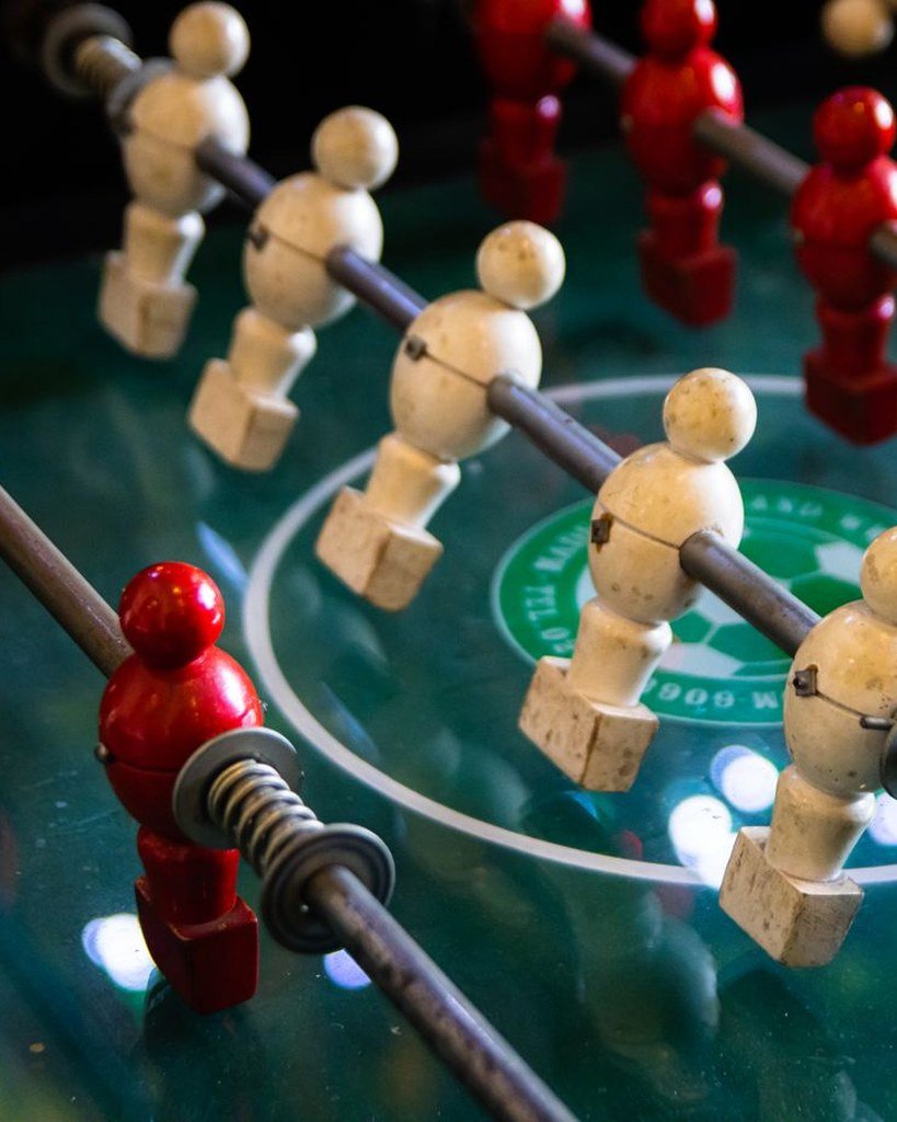 Detalle de los jugadores de un futbolín de Metreax
